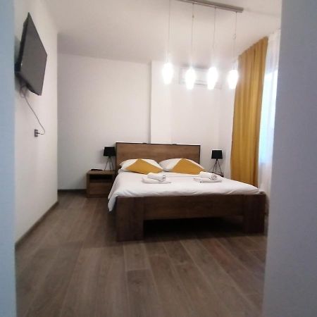 Elin'S Rooms In Center Pula Exteriér fotografie