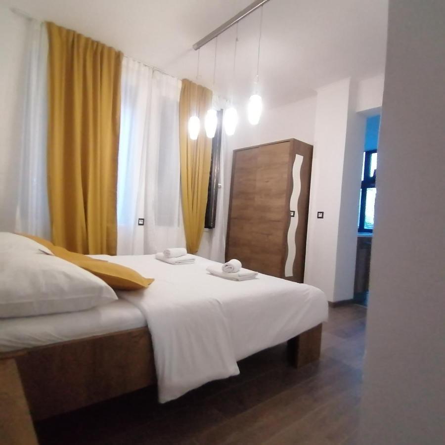 Elin'S Rooms In Center Pula Exteriér fotografie